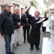 Peniche. Bij de verse visvitrine van Restaurant Sardinha. Deze twee gaan we eten