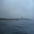 De Torre de Hercules bij La Coru&ntilde;a. In de rode cirkel een merkwaardig kunstwerk (volgende fot