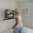 De televisie van Ans' moeder, ge&iuml;nstalleerd aan het voeteneind van ons bed.