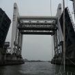 Doorvaart van de beide bruggen in de Oude Maas bij Dordrecht