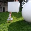 Kleine Vajen speelt tussen de geometrische figuren van Wyniarski