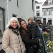 Ans, Tessa en Vaj&egrave;n voor ons huis bij de aankomst van Sinterklaas.