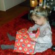 Kerst 2015. Lisa pakt haar cadeautje uit.