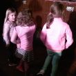 Kleine Vaj&egrave;n (links) danst voor het podium in Caf&eacute; De Keizer bij het optreden van Jord