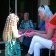 De 4e verjaardag van Vaj&egrave;n. Ernstig bespreekt ze met Oma Ans haar cadeautjes.