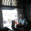 Bij Caf&eacute; Restaurant Land en Zeezicht, marken. Buiten regent het pijpenstelen.