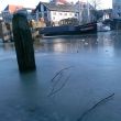22-01-2017. De Lingehaven is dichtgevroren, maar het ijs houdt nog niet.