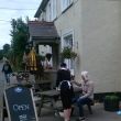 Tearoom aan de East End Road, Bradwell-on-Sea. Meisje is gekleed als Amish.