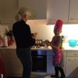 Ans en Tessa's oudste dochter Vaj&egrave;n bakken pepernoten voor Sinterklaas.