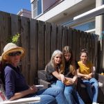 Verjaardag van Vaj&egrave;n. Drie generaties in de tuin bij Tessa. Vlnr Anna, Barbara, Esri en Nikit