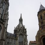 De aparte kapel met het praalgraf van Lou&iuml;se-Marie aan de kerk (links). Rechts de Peperbusse.