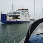 Lymington. Aan de kant! In het smalle havenkanaal komt de ferry naar Yarmouth (Wight) ons tegemoet.