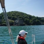 Een oude kerk op de bakboordoever van de Dart River.