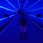 Geofort Herwijnen. Thijs in de desori&euml;ntatietunnel.