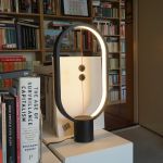 De nieuwe Heng Balance magnetische lamp op mijn kamer..