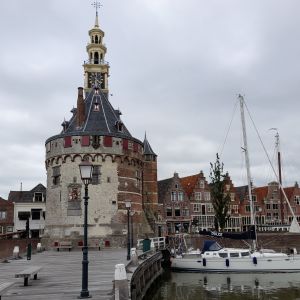 23 juni 2021. Het Houten Hoofd en de Hoofdtoren in Hoorn. Dulce ligt er pal naast.