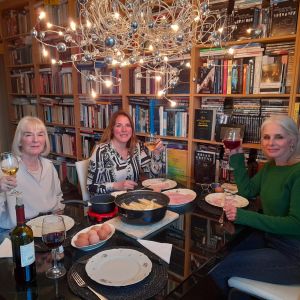28 april 2023. Asperges eten. Vlnr. Anna, Tessa en Barbara.