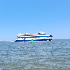 25 juni 2023. In de Blauwe Slenk komen we de veerboot van Vlieland tegen.