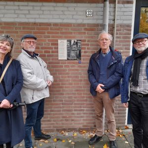 27-10-2023. Het bestuur van de Poëzieroute bij de nieuwe locatie. Vlnr Suzan, ik, Joop en Marcel.