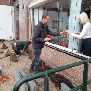 26 maart 2025. De gemeente legt een geveltuintje aan voor onze serre.