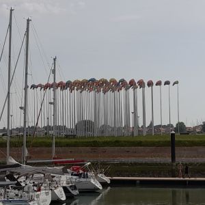 Nieuwpoort 29 mei 2026. het kunstwerk 'Le vent souffle où il veut' (2011) van Daniel Buren
