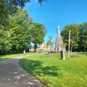 Nieuwpoort, 5 juni 2026. Bij het IJzergedenkteken bij de sluizen. In de verte het Albert I-monument.