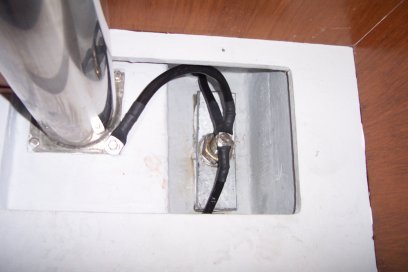 De bliksembeveiliging bestaat uit drie dikke accukabels, die vanaf de voet van de mastdoovoer en beide hoofdwanten aan een kielbout zijn vastgemaakt