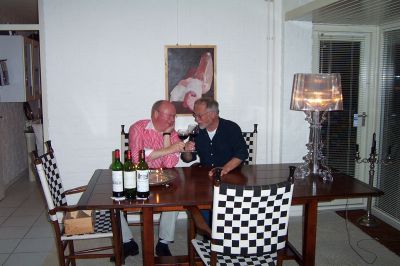 Drie mooie (lege) wijnflessen, daarachter Binso en ik