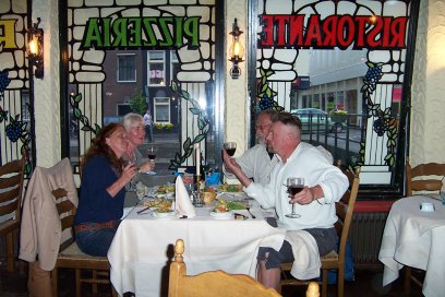 Vlnr. Marion, Ans, ik en Koos bij Ristorante Roma in Gorcum