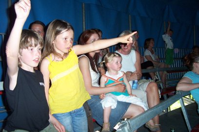 Circus Bongo. Vlnr. Jordin, Nikita, Esri bij Barbara op schoot, daarachter Ans