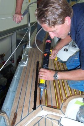 Raymond kit de naden tussen de teaklatten dicht