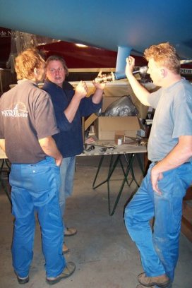 Martien, Lowy en Fons bij het installeren van de Max-Prop vaanstandschroef