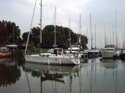 Dulce vertrekt uit Marina Numansdorp (foto Piet van Gils)