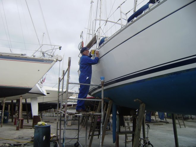 Op een mooie steiger van de werf zet ik beide vrijboorden in de was