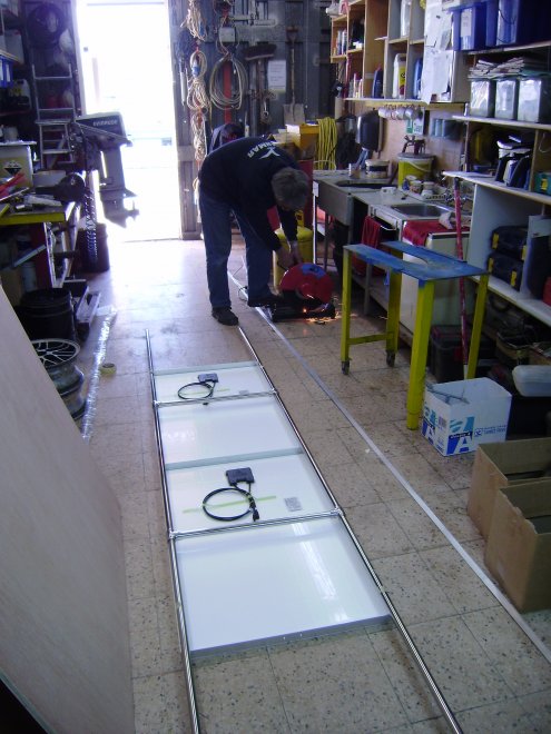 De werkplaats van White Sails. Johan Huy zaagt de RVS-buizen op maat voor het frame van de zonnepanelen. Dat frame ligt vooraan op de grond