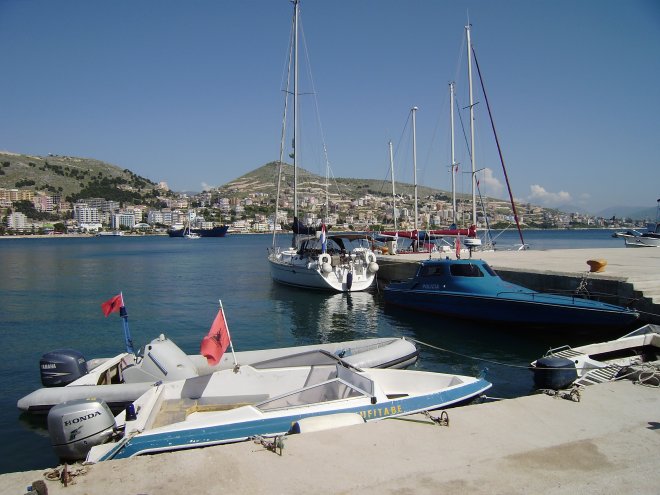 Dulce afgemeerd aan de politiekade in het Albanese Sarandë. Achter ons ligt de Blauwe Schicht, de politieboot