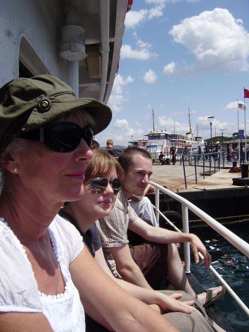 Vlnr. Ans, Esther en Rommert op de bank in het gangboord, bij het afvaren van de veerboot