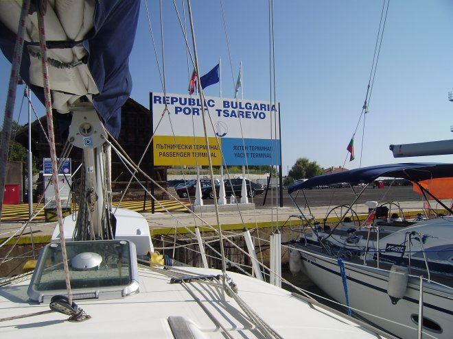 Afgemeerd aan de kade van Tzarevo