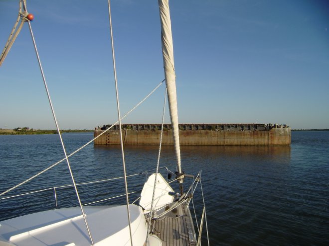 De haven van Ust-Dunaysk is dichtgeslibt en afgesloten met een duwbak. We ankeren erbij voor de nacht