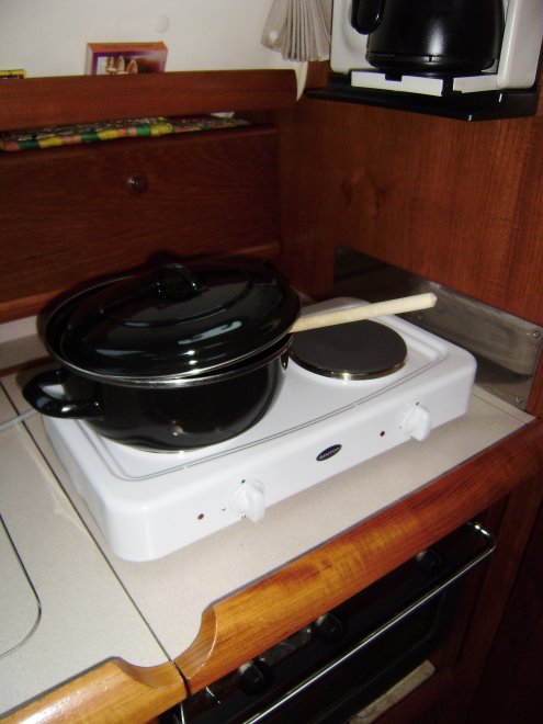 De haché pruttelt urenlang op ons nieuwe dubbele electrische kookplaatje