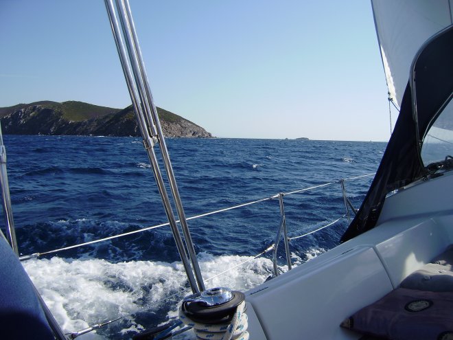 Op de genua zeilen we scherp en snel naar de doorgang tussen de eilanden Khíos en Oinoussa. Het scheepje legt zich heerlijk smeuïg in de golven