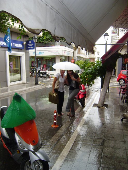 In de regen struinen moeder en dochter de winkelstraten af