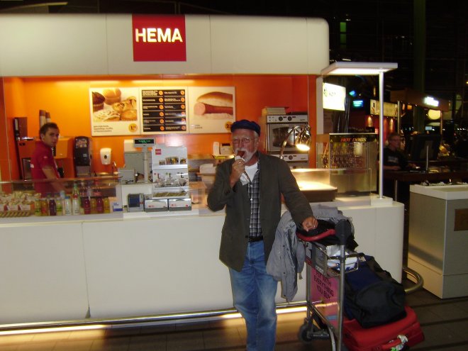 Na een halfjaar weer een HEMA-rookworst op Schiphol