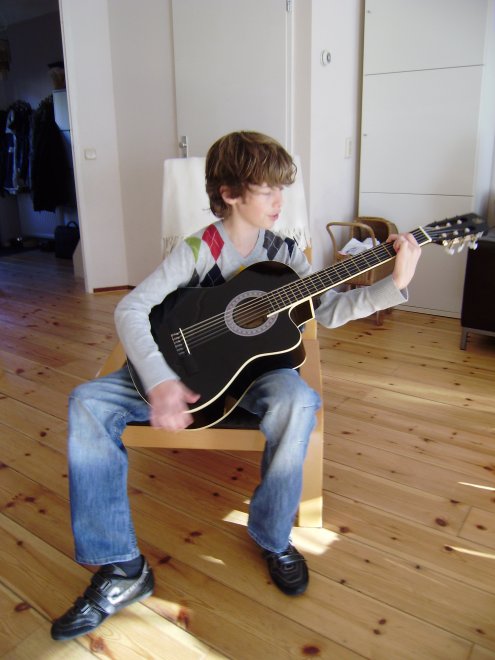 Jordin met zijn nieuwe gitaar