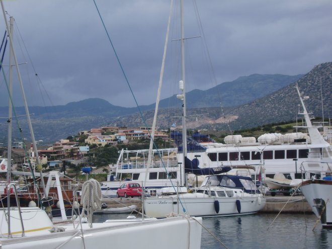 Dulce (midden van de foto) onder de regenluchten boven de westelijke bergen