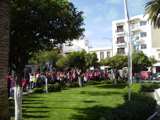 Schattige schoolkinderen met kerstmutsen op lopen aan een touw door de stad