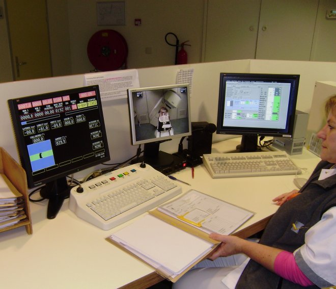 De contrôledesk van de Robijn, een van de bestralers in het Verbeeten. Op de middelste monitor zie je mij tijdens de bestraling. De linker vertoont de voortgang, het veldje linksonder toont het gebied dat juist bestraald wordt (foto Ans)