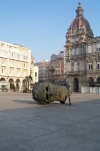 Een beeld van Igor Mitoraj in het ochtendlicht op de Plaza de Maria Pita