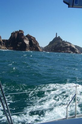 Voor de wind donderen we Kaap Villano voorbij