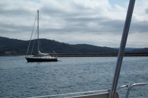 Torum keert terug en  laat het anker vallen in de haven van Camariñas